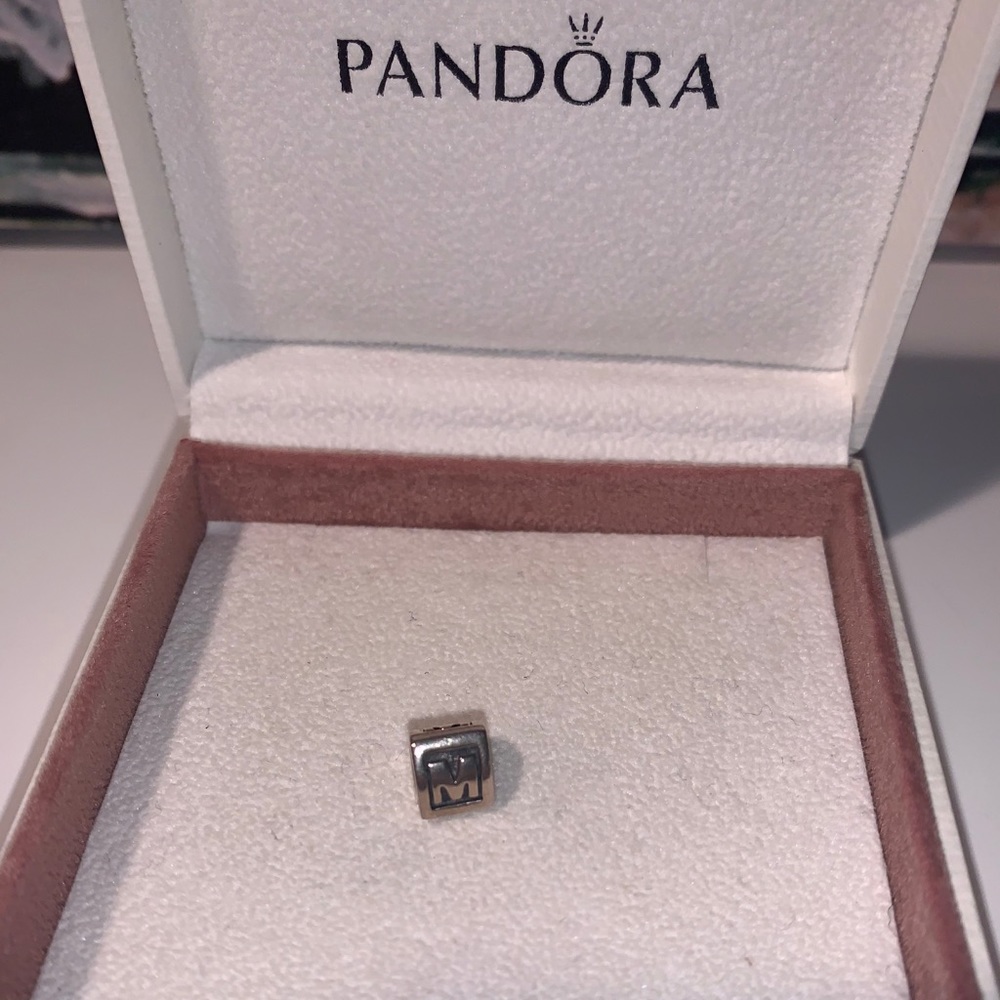 Pandora charm “M”